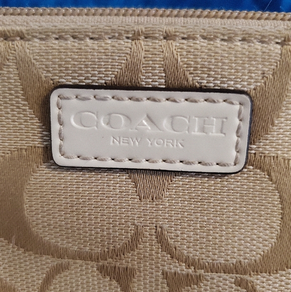 Authentic Coach wristlet - Picture 5 of 7